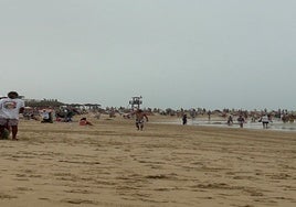 Bandera roja en la playa Santa María del Mar: socorren a dos bañistas alemanes