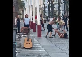 Tensa pelea en la plaza de San Juan de Dios, en Cádiz