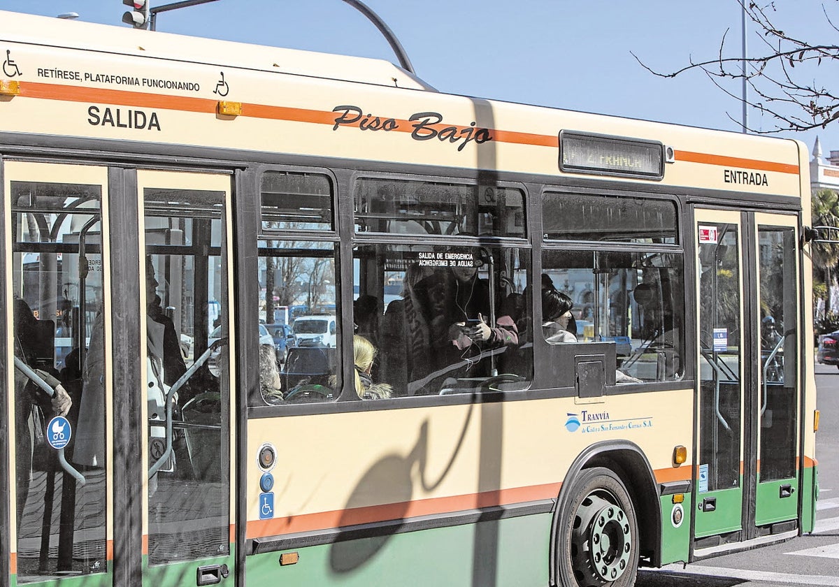 Autobús urbano circulando por la  Avenida del Puerto de Cádiz.