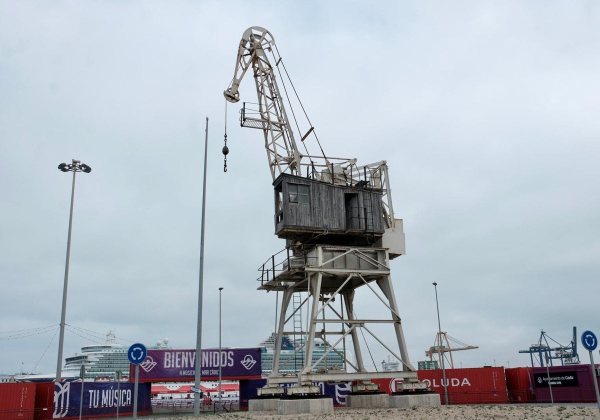 La antigua grúa de carga se exhibe en el Muelle Reina Victoria del puerto de Cádiz.