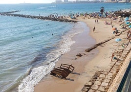 Rescatados varios bañistas en las playas de Cádiz debido a la fuerte corriente del mar