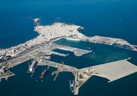 Sobre la nueva terminal del puerto de Cádiz: «La previsión es que se vaya aumentando nuestra capacidad marítima y logística»