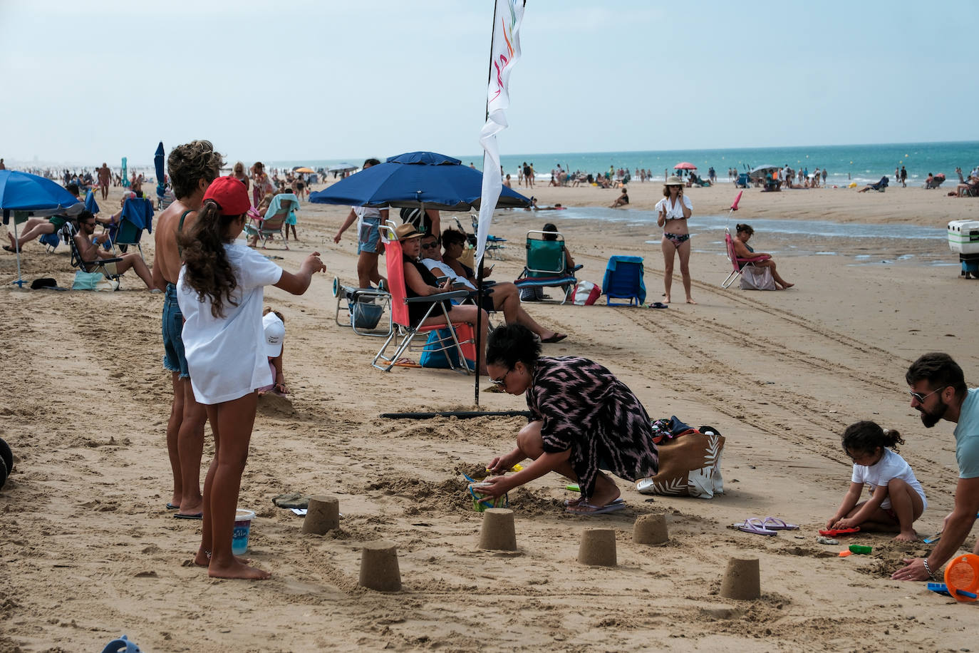 Concurso de castillos de arena en la playa de la Victoria en Cádiz