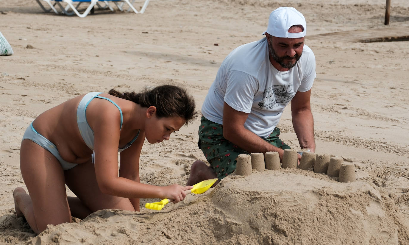 Concurso de castillos de arena en la playa de la Victoria en Cádiz