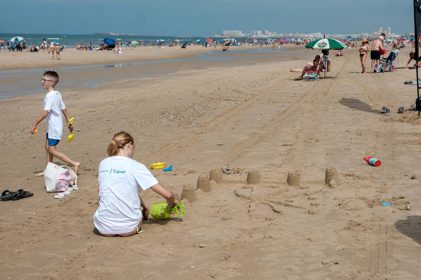 Concurso de castillos de arena en la playa de la Victoria en Cádiz