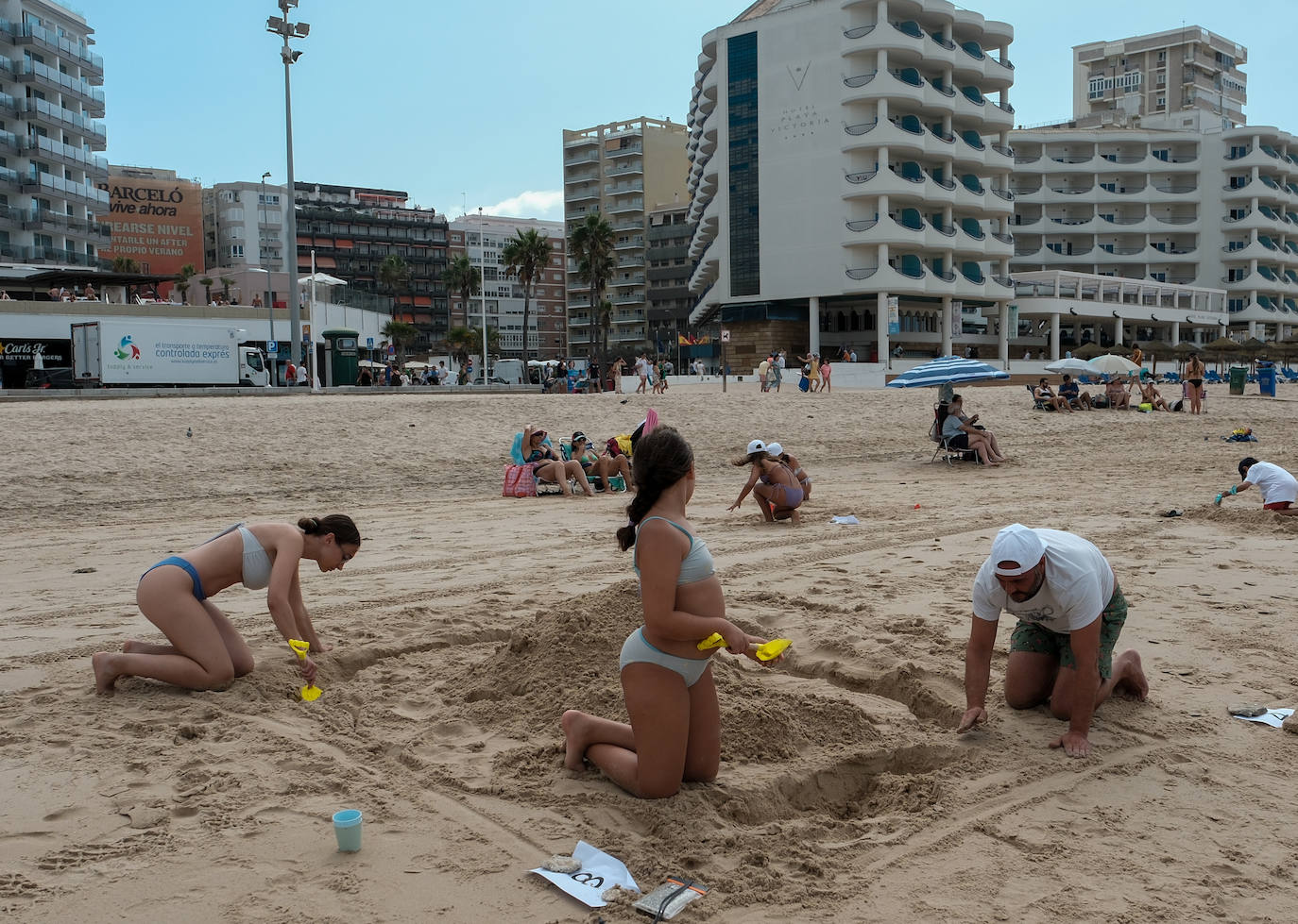 Concurso de castillos de arena en la playa de la Victoria en Cádiz