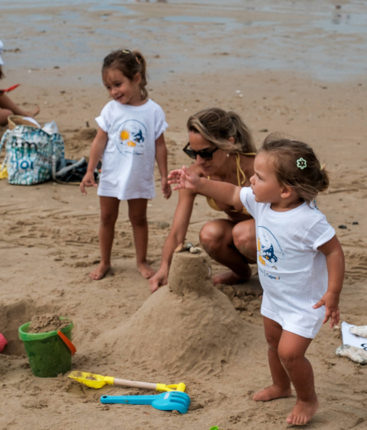 Concurso de castillos de arena en la playa de la Victoria en Cádiz