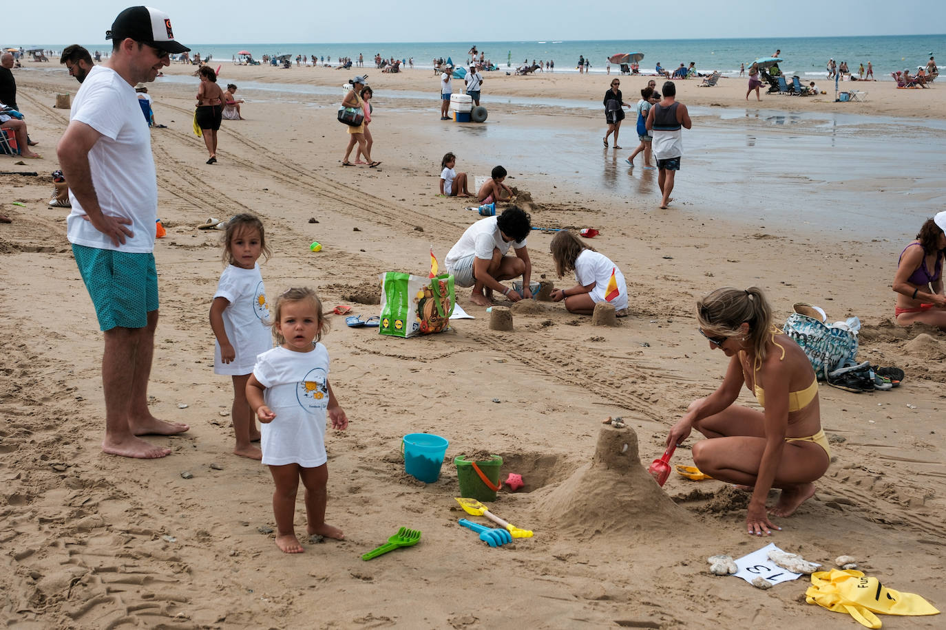 Concurso de castillos de arena en la playa de la Victoria en Cádiz