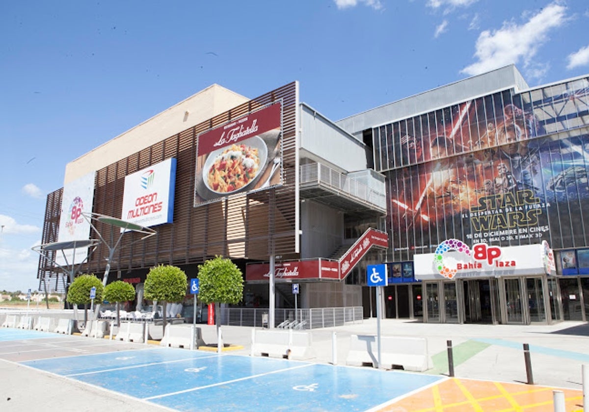 Una falsa amenaza de bomba obliga a desalojar un centro comercial en Los Barrios