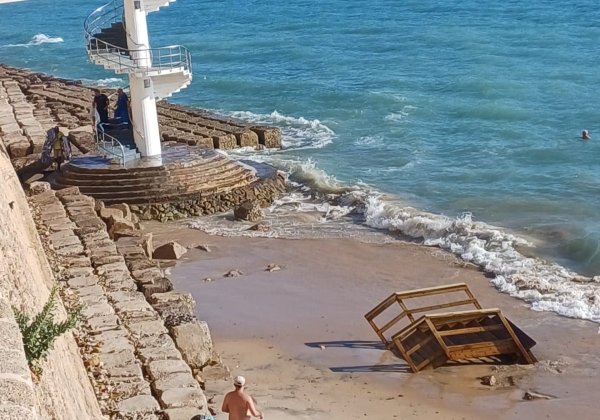 La pieza de madera de la escalera de caracol que se desprendió este pasado miércoles en la playa de Santa María del Mar