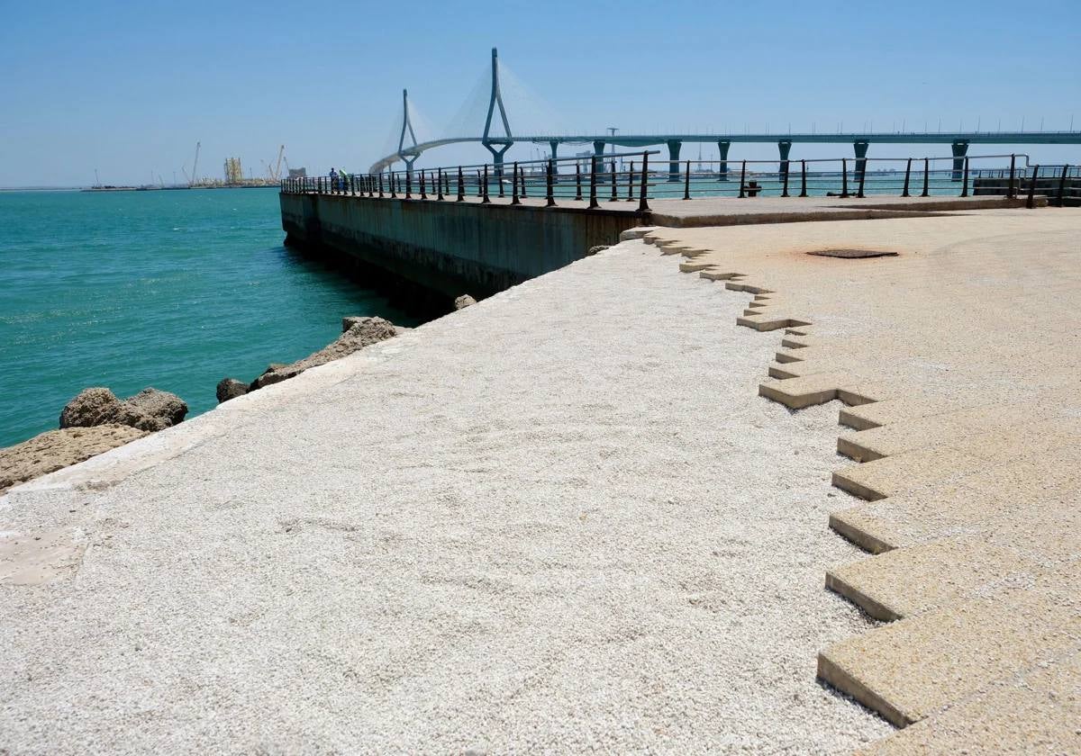 Imagen de archivo del paseo marítimo de Astilleros en Cádiz