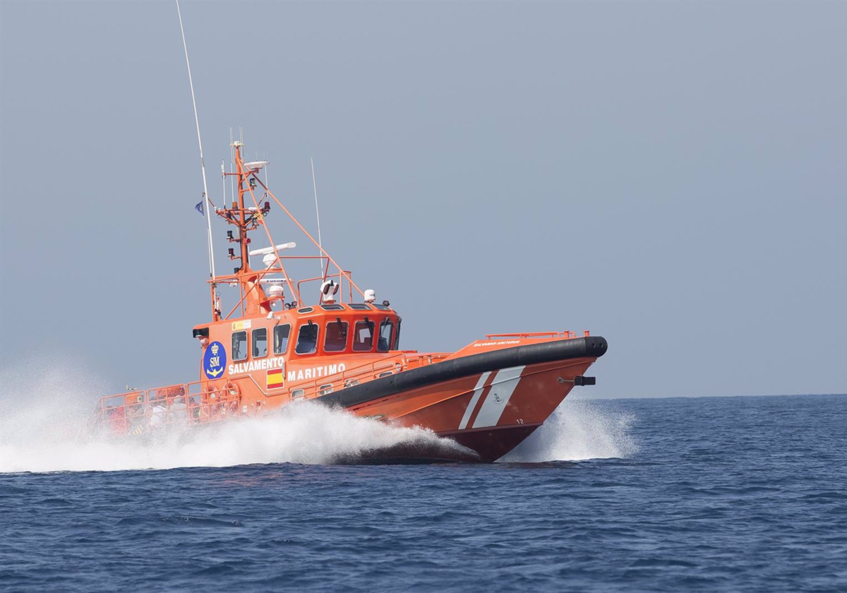 Rescatan en Tarifa a cinco personas con síntomas de hipotermia que viajaban en una embarcación de plástico