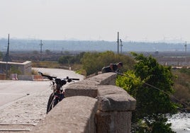 La pesca en el puente Zuazo: una tradición que pasa de padres a hijos