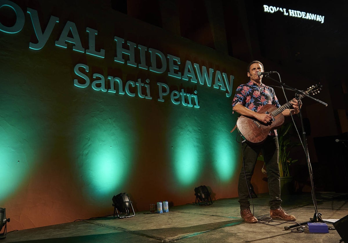 Un enérgico Depedro en solitario emocionó en las Royal Hideaway Sessions