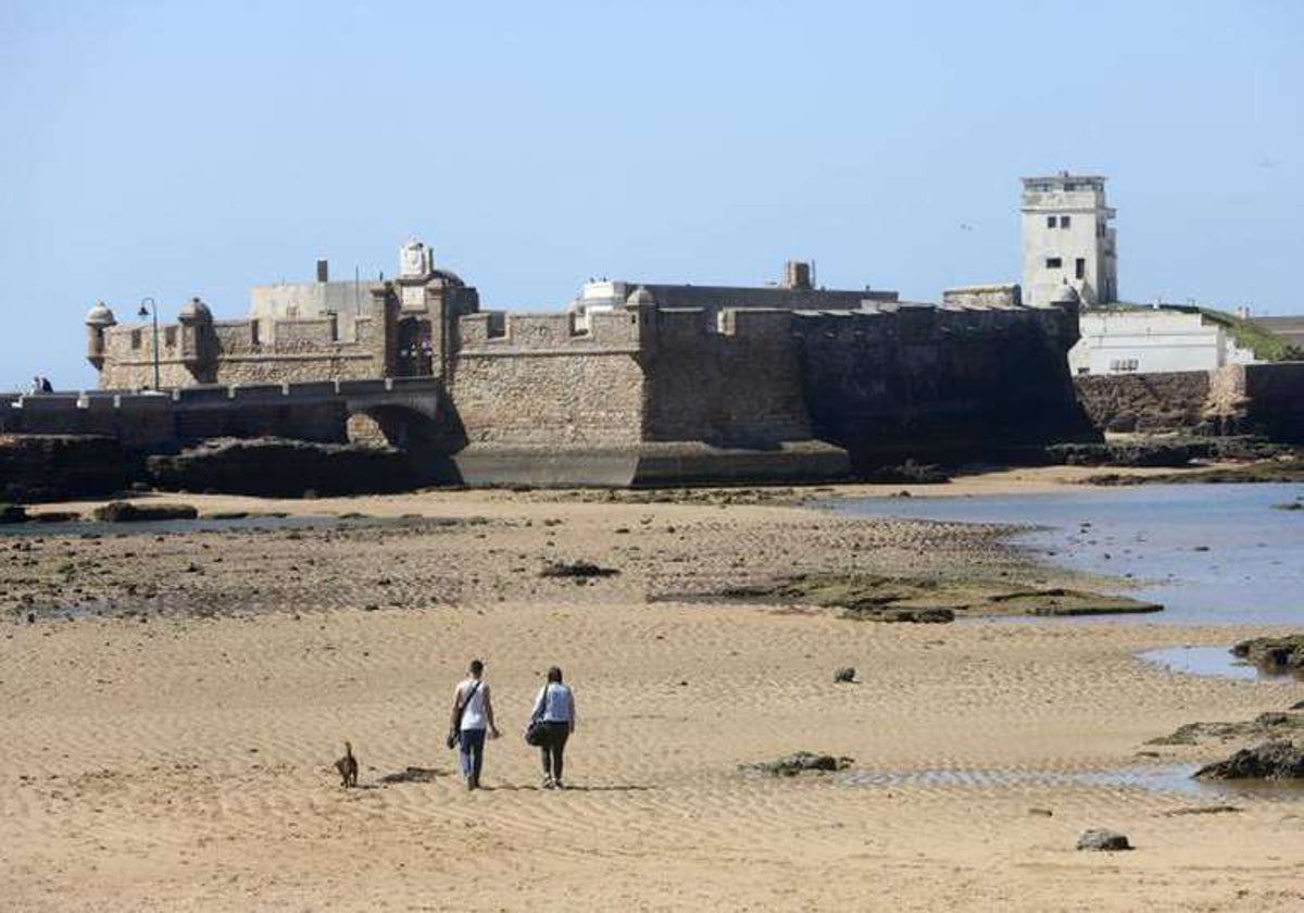 Imagen de archivo del castillo de San Sebastián, en la playa de La Caleta.