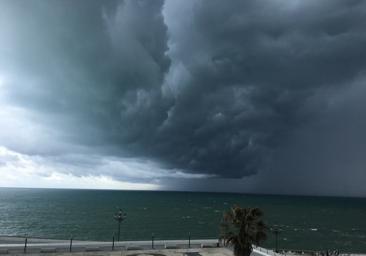 Imagen de archivo de una jornada de inestabilidad meteorológica en la capital gaditana