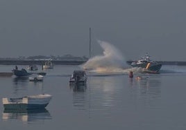 Vídeo: La nueva patrullera 'superrápida' de la Guardia Civil en Cádiz ya está en acción: así 'encierra' en el puerto de Sancti Petri a una lancha de petaqueros