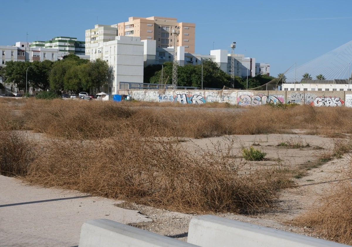 Imagen de archivo del solar de la antigua factoría CASA donde se proyecta el futuro hospital de Cádiz.