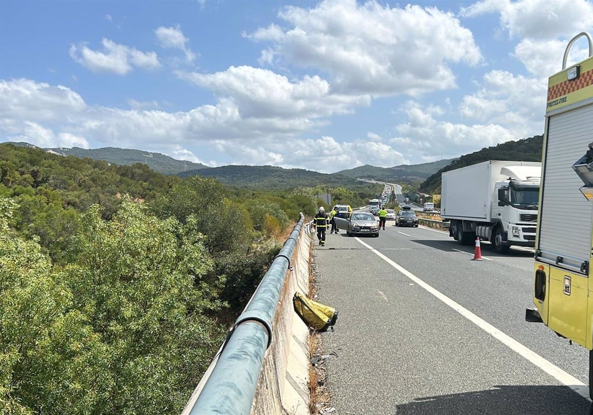 Dos muertos y un herido al caer un coche por un viaducto en la carretera Jerez-Los Barrios