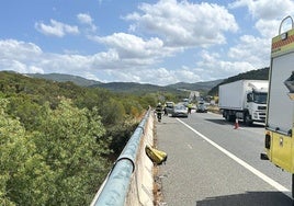 Un muerto y dos heridos, uno al caer su coche por un viaducto en la carretera Jerez-Los Barrios