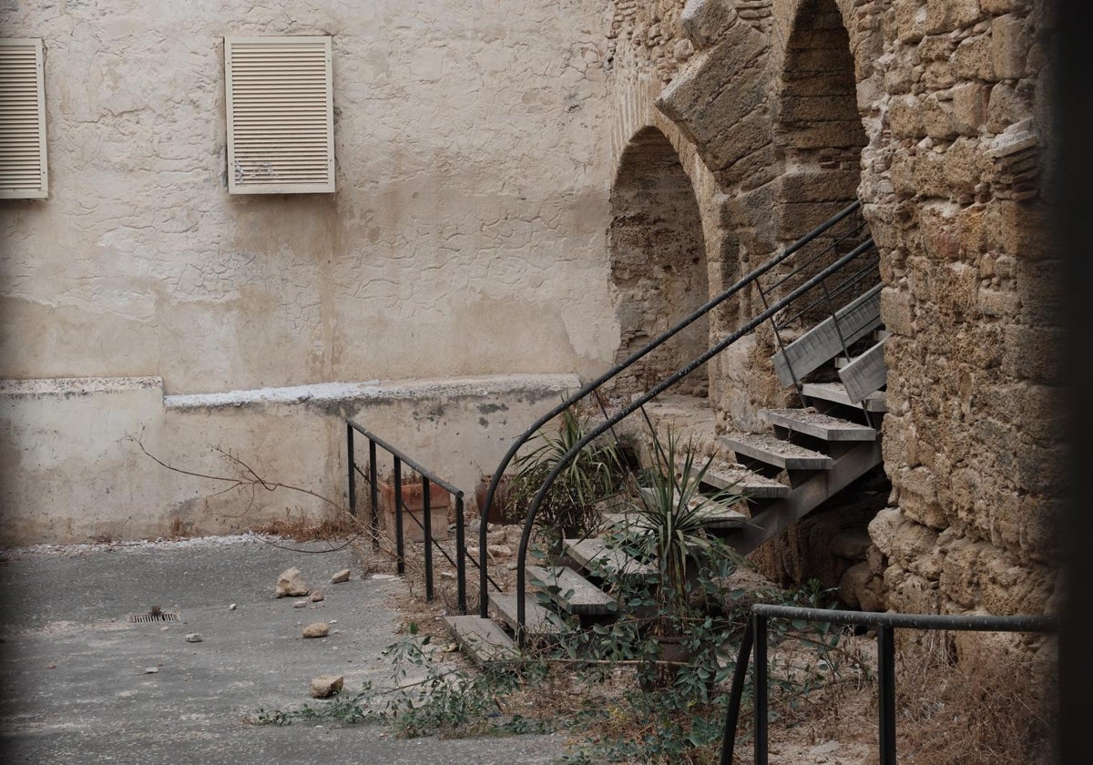 Varios sillarejos de piedra se han desprendido de la trasera de la muralla medieval de Cádiz, como se observa en la imagen.