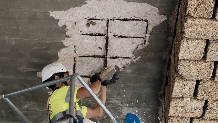 Actuación en la zona que presenta daños de una de las bóvedas de la Puerta de Tierra.