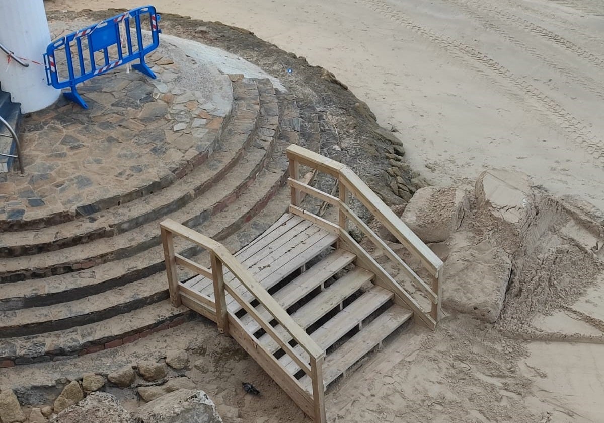 Estado actual de la escalera de caracol en la playa de Santa María del Mar de Cádiz