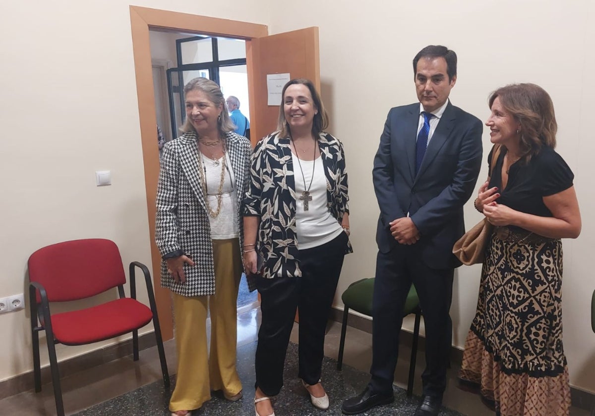 El consejero de Justicia, Administración Local y Función Pública, José Antonio Nieto, junto a la delegada territorial del ramo en Cádiz, Ana Bertón