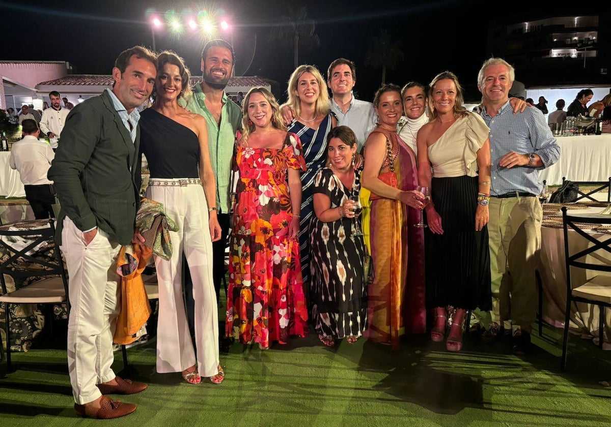 Eduardo Delgado, Teresa Amich, Ricardo Miranda, Irene Marín, Beatriz Burgueño, Rocío Rodríguez (agachada), Joserra Corcuera, Carmen Miranda, Sara Benjumea, Teresa Campoy y Quitín Yañez