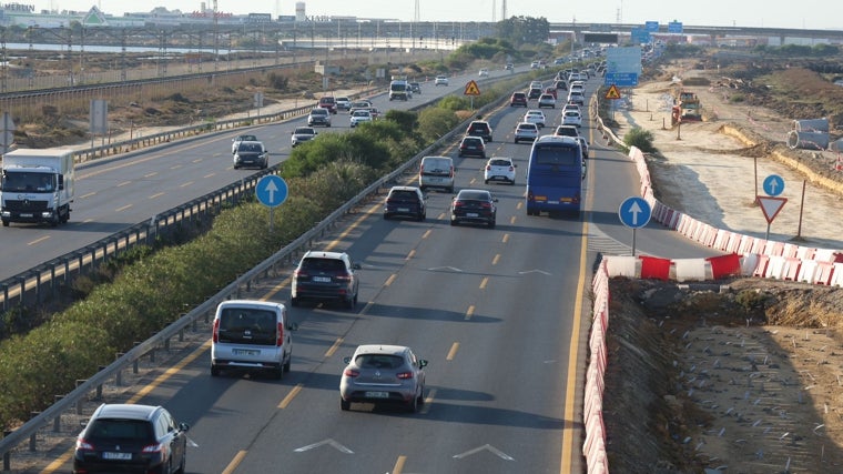 Retenciones de hasta 10 kilómetros en la operación retorno a Sevilla desde Cádiz por la autopista