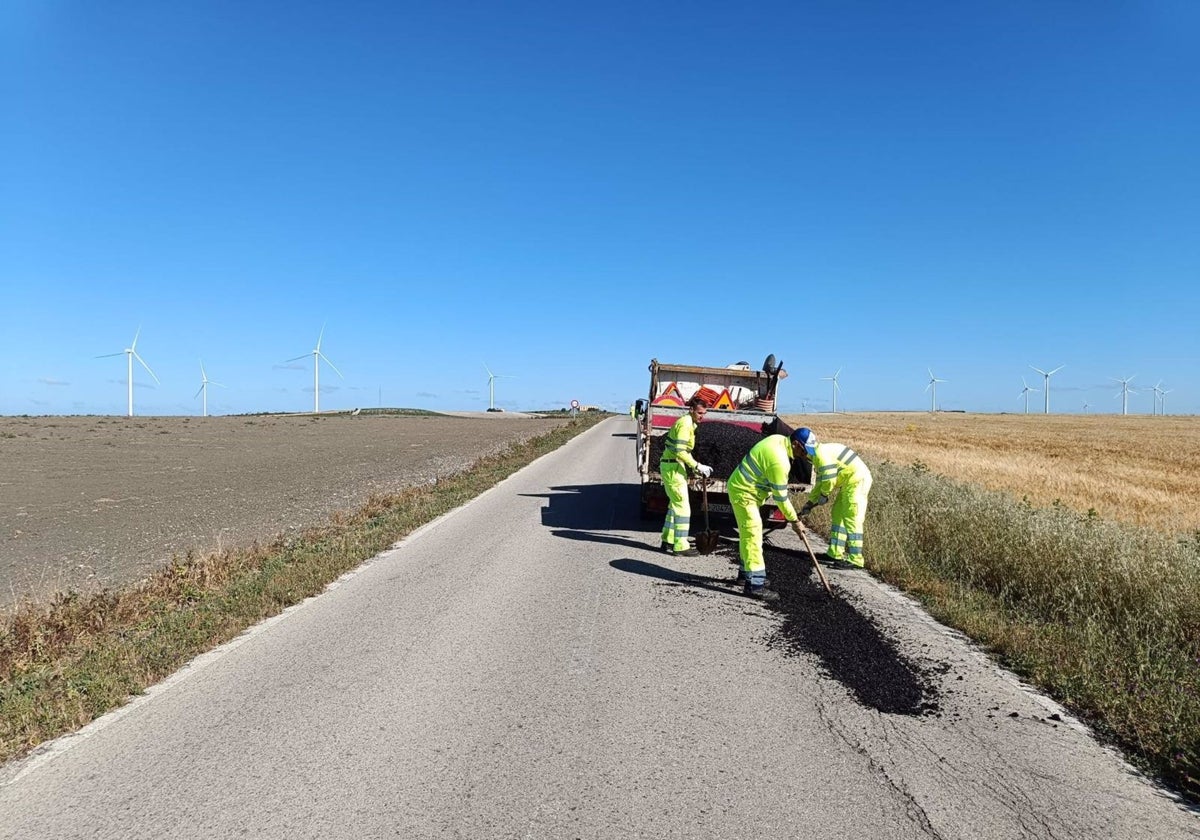 Operarios trabajando en obras de mejora del firme en la carretera CA-3101 que une Jerez con Sanlúcar.