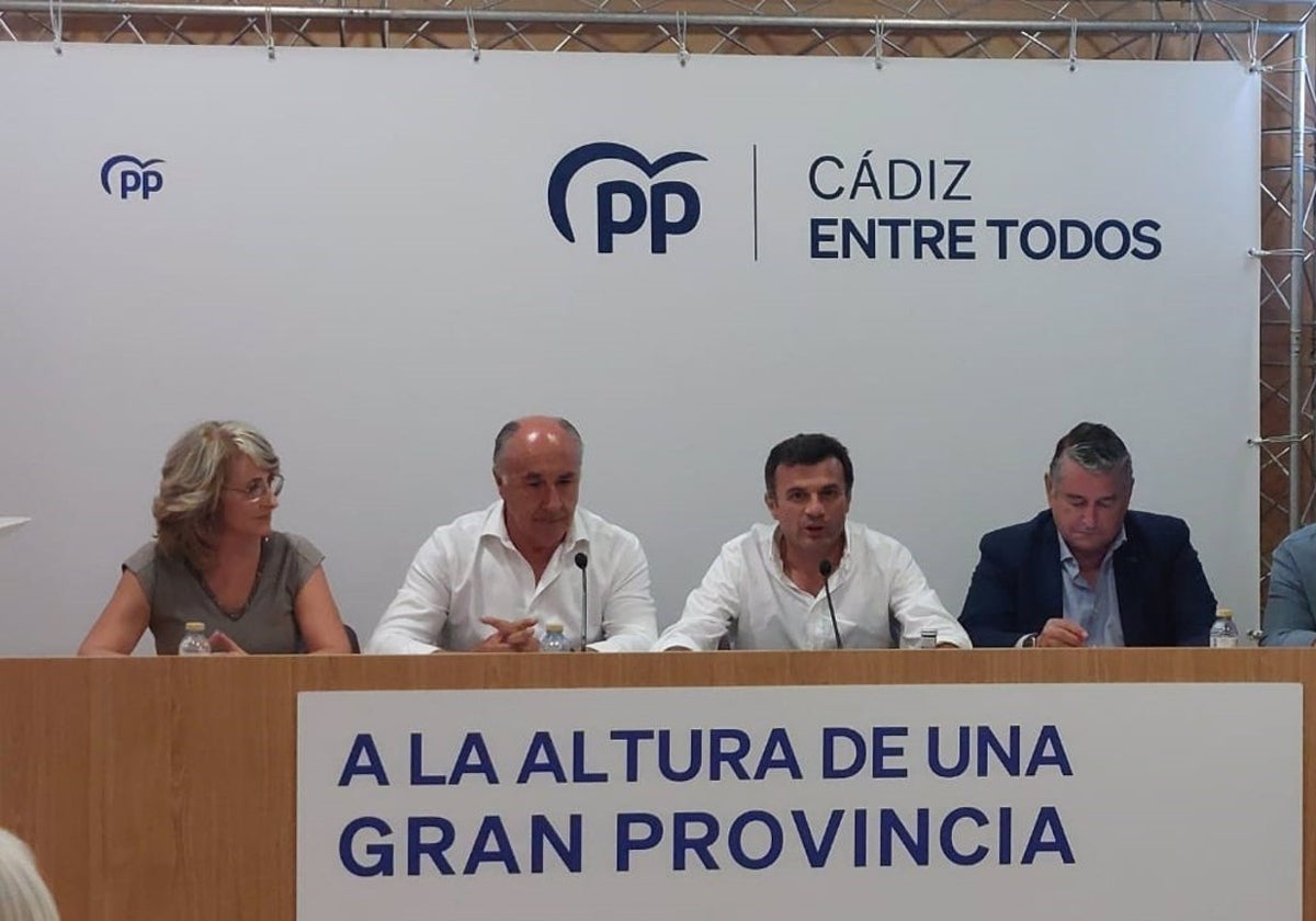 El vicesecretario de Coordinación Institucional del PP de Andalucía, Antonio Sanz, junto al presidente del PP de Cádiz, Bruno García, y otros responsables provinciales en el Comité Ejecutivo provincial del PP de Cádiz.