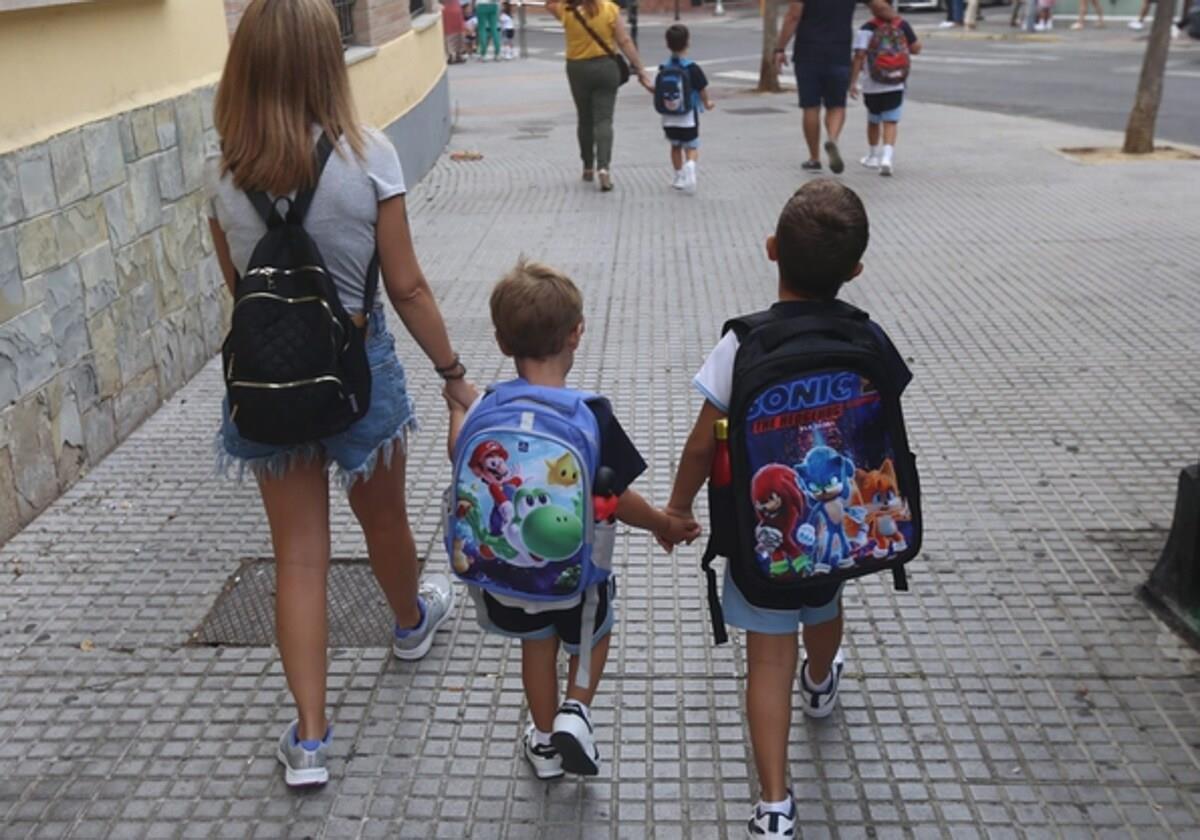 Dos pequeños camino del colegio en Cádiz