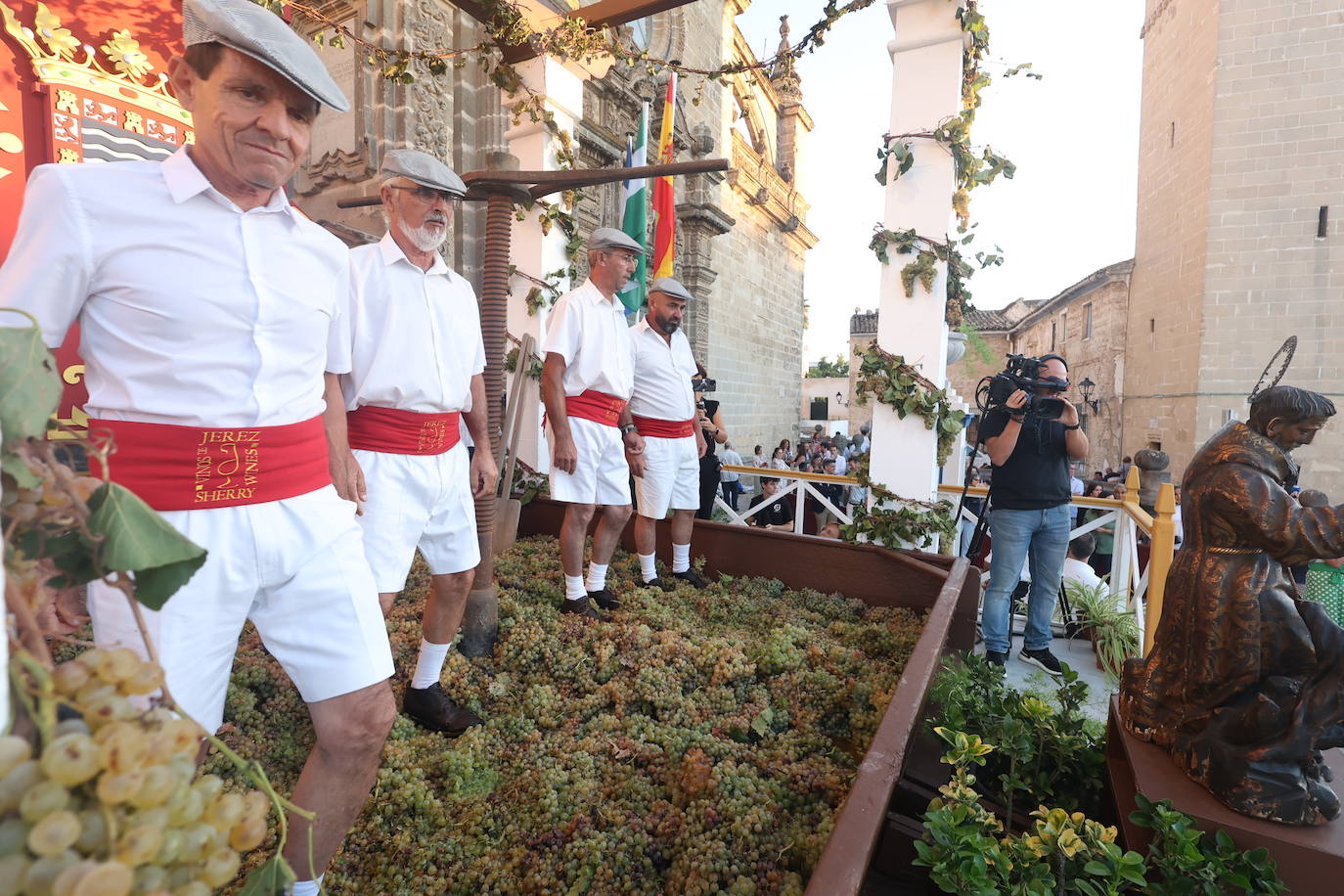 Fotos: Así ha sido la ceremonia de la Pisa de la Uva en el Reducto de la Catedral de Jerez