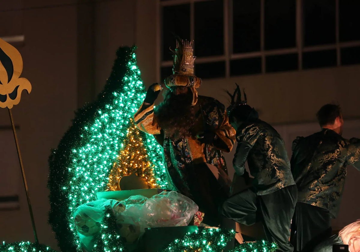 El Rey Gaspar repartiendo caramelos en la Cabalgata de Reyes Magos del pasado mes de enero.