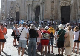 Fotos: Desembarco masivo de turistas en Cádiz con más de 9.200 cruceristas