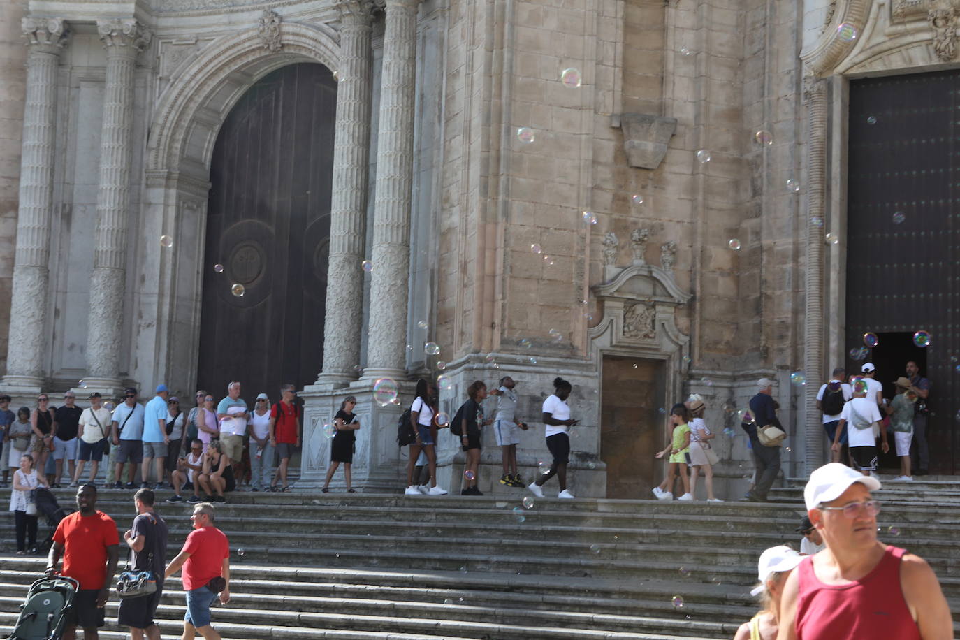 Fotos: Desembarco masivo de turistas en Cádiz con más de 9.200 cruceristas