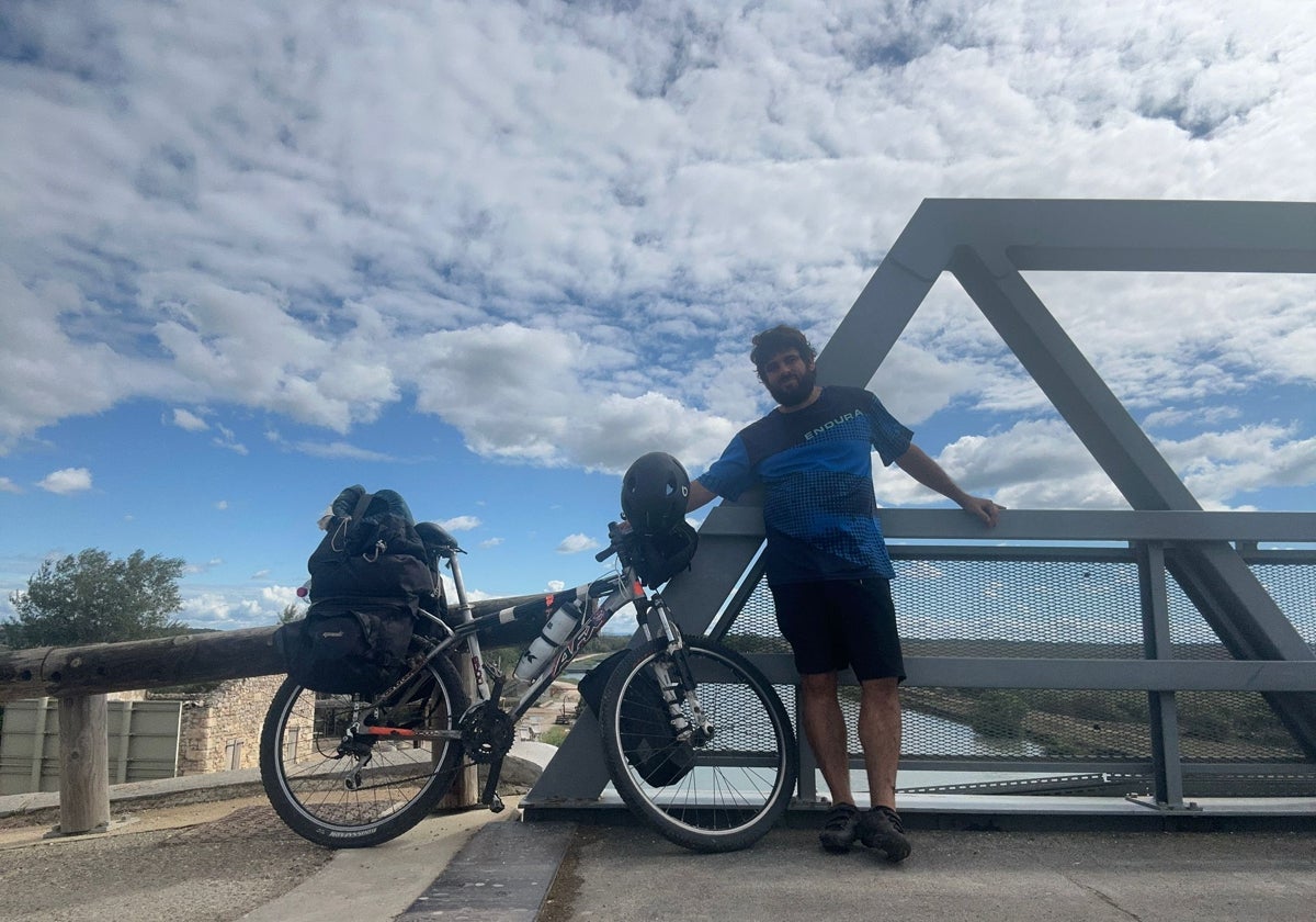 Germán Martínez, creador de contenido que está completando el EuroVelo en bicicleta