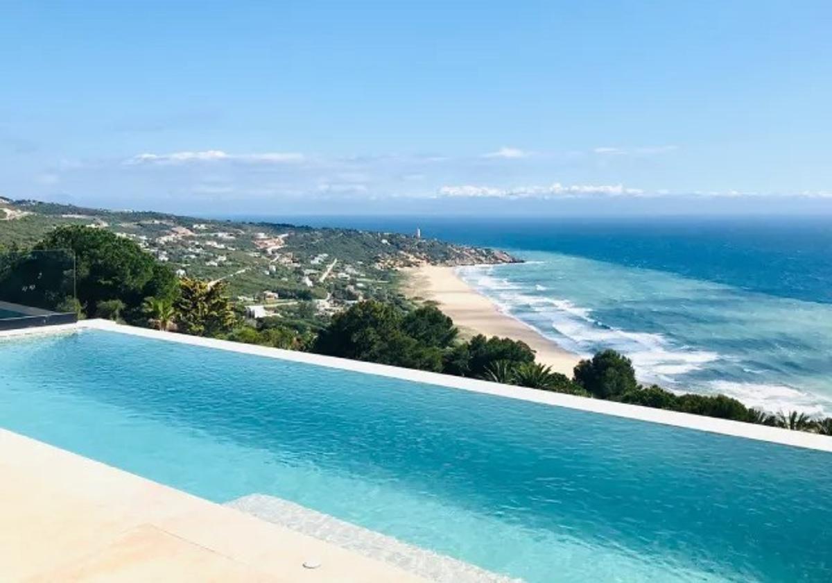 Imagen de la piscina del Hotel con la Playa de los Alemanes al fondo