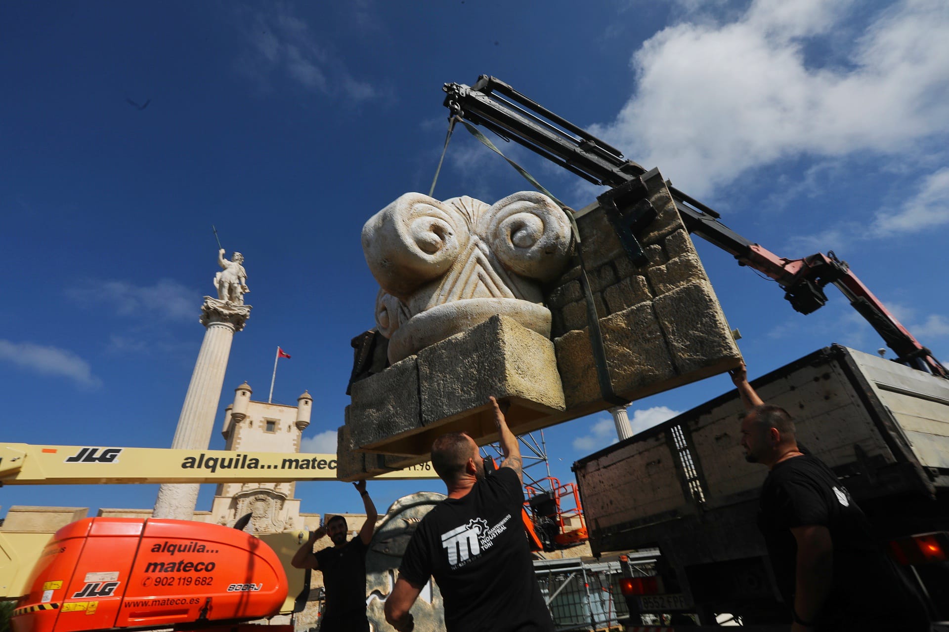 El montaje del monumento Cádiz Fenicia en imágenes