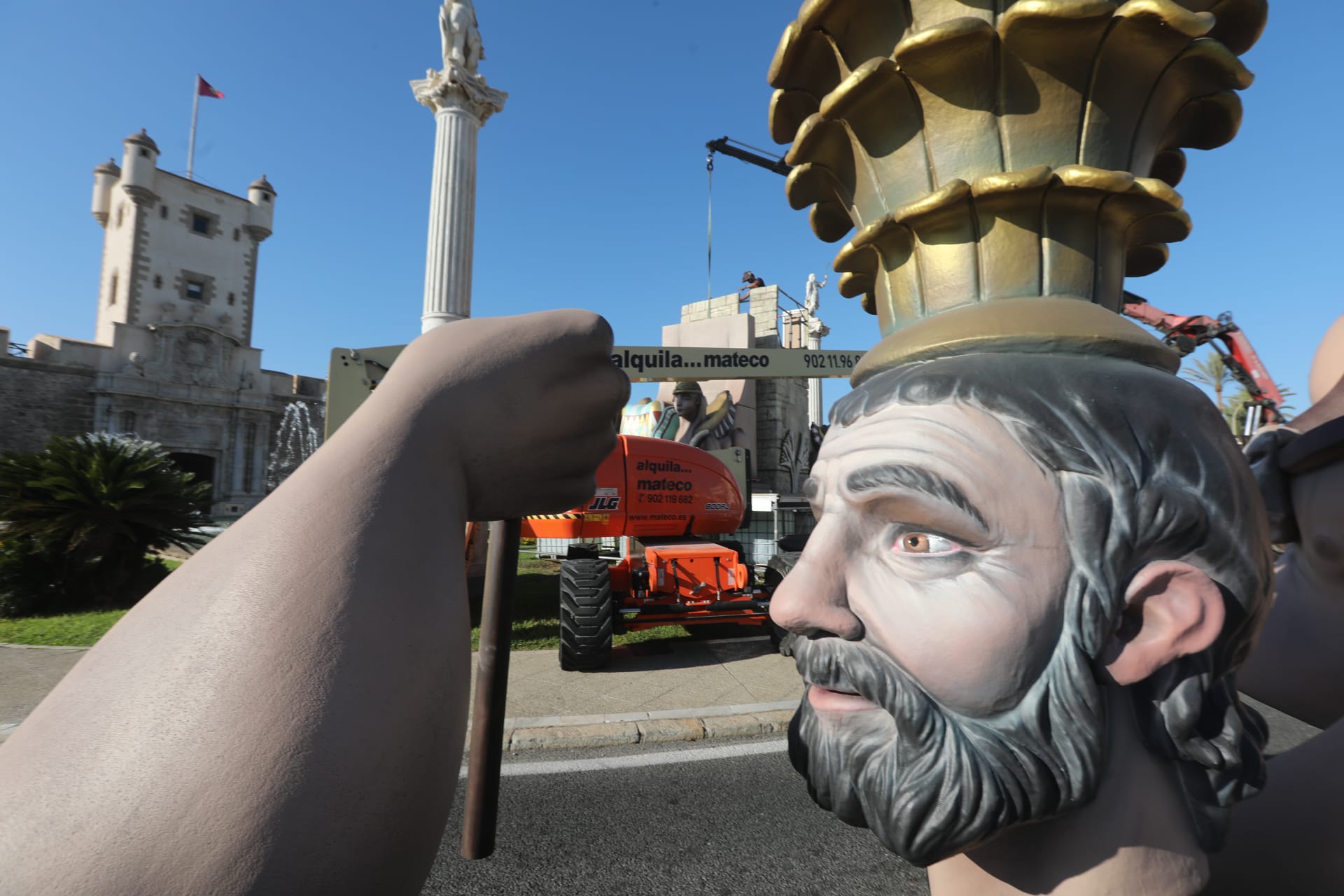 El montaje del monumento Cádiz Fenicia en imágenes