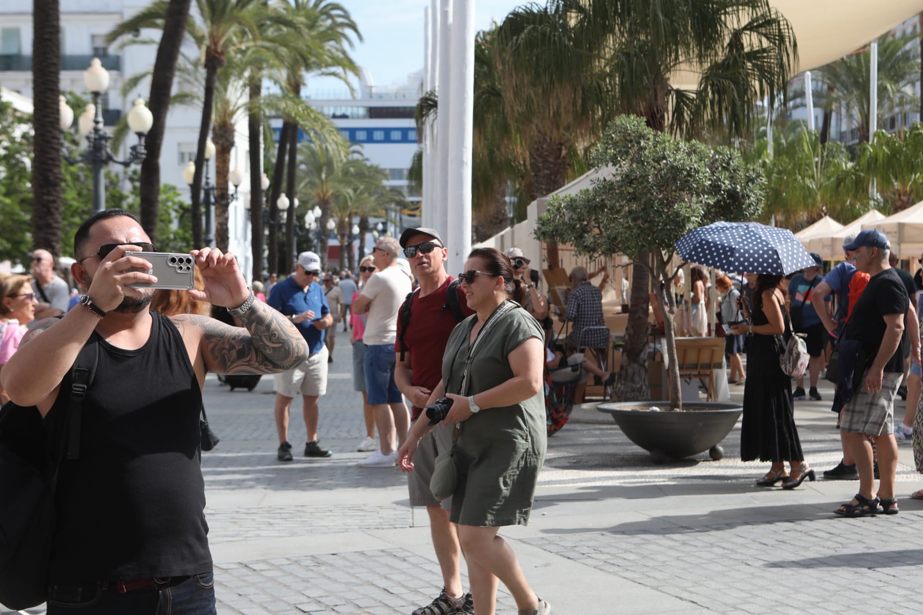 Casi 10.000 cruceristas se hacen notar en Cádiz este miércoles