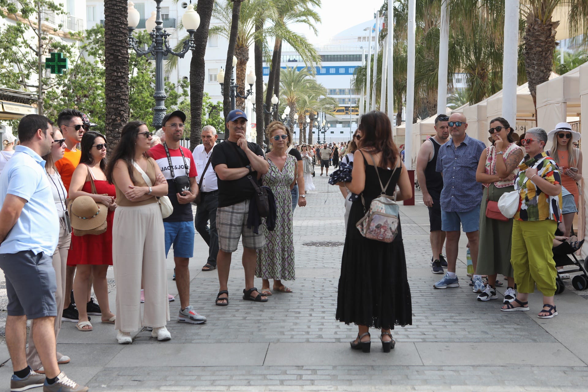 Casi 10.000 cruceristas se hacen notar en Cádiz este miércoles