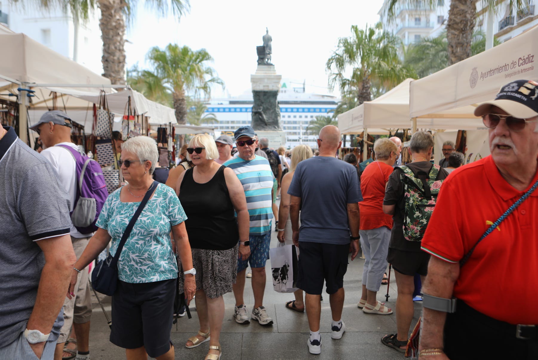 Casi 10.000 cruceristas se hacen notar en Cádiz este miércoles