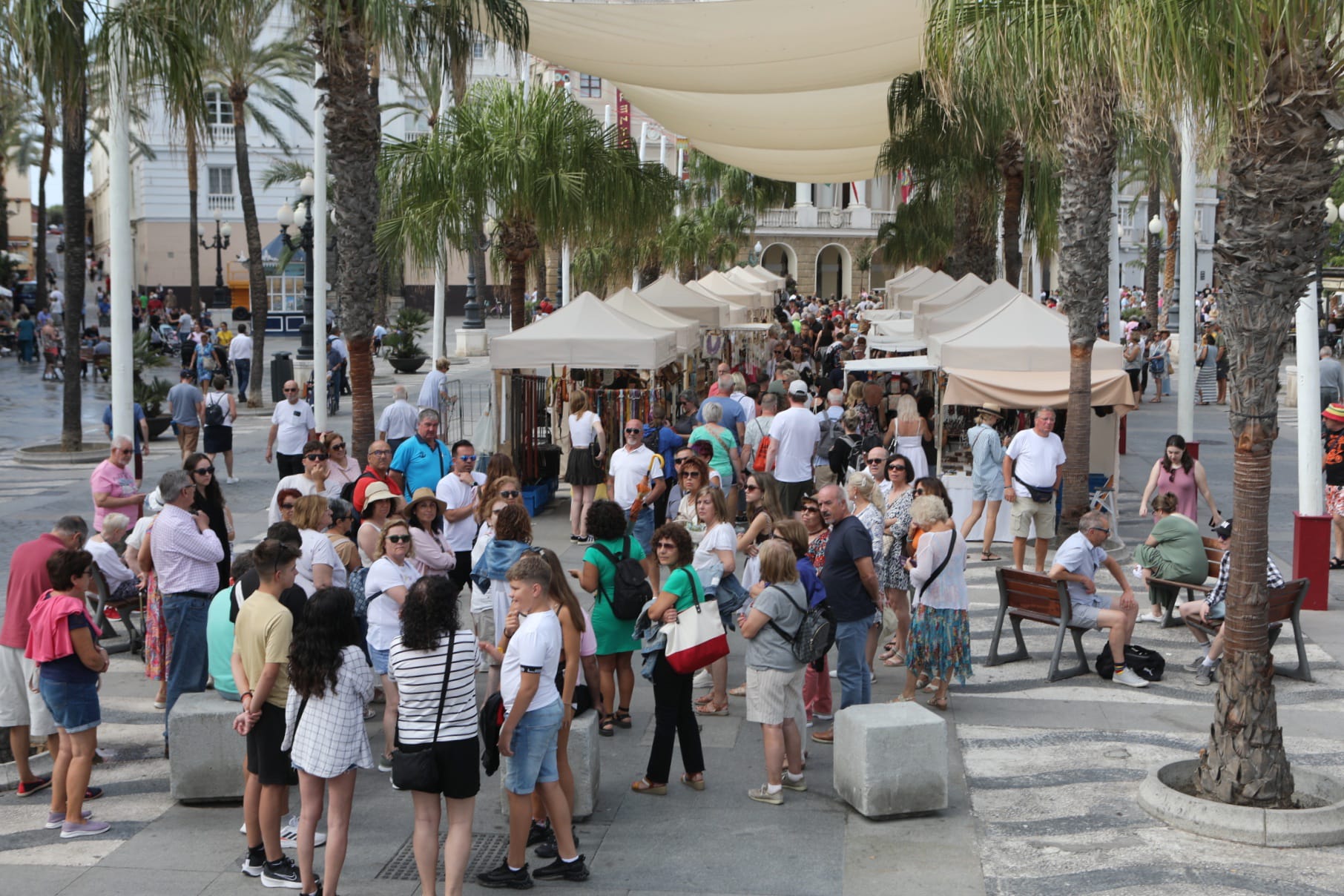 Casi 10.000 cruceristas se hacen notar en Cádiz este miércoles