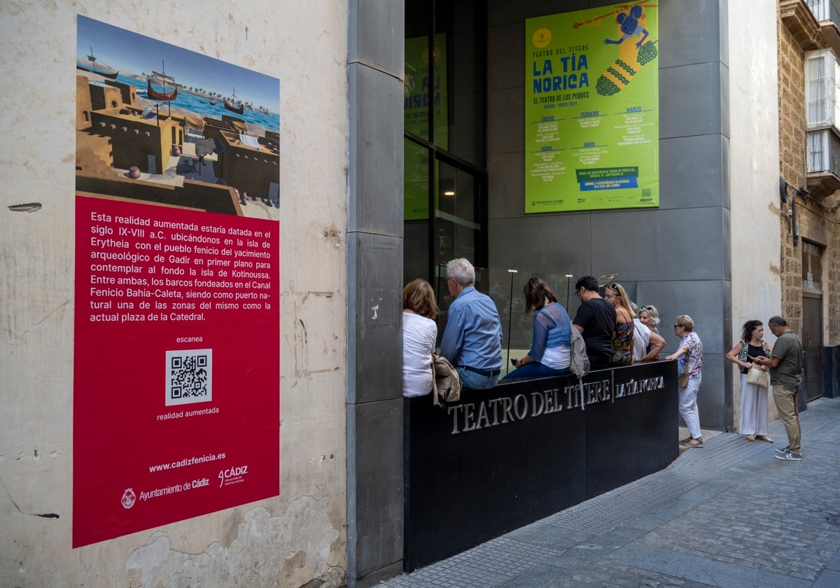 Visitantes esperan a la entrada del Teatro del Títere y el Yacimiento Gadir.