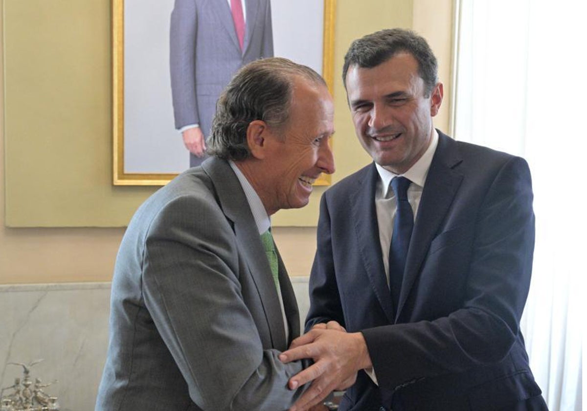 José María Román, alcalde de Chiclana y Bruno García, alcalde de Cádiz, en la reunión de este lunes.