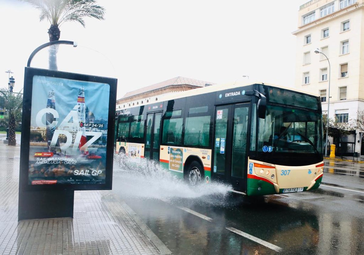 Autobús circulando por la avenida del Puerto.