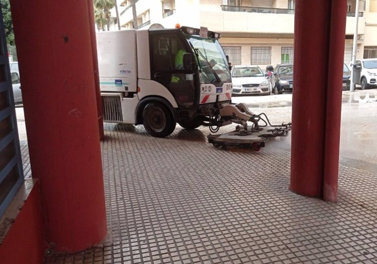 Vehículo de limpieza viaria del Ayuntamiento de Cádiz..