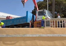 Un camión que trabaja en el montaje del espectáculo de La Fura dels Baus derriba un tramo de la balaustrada en La Caleta